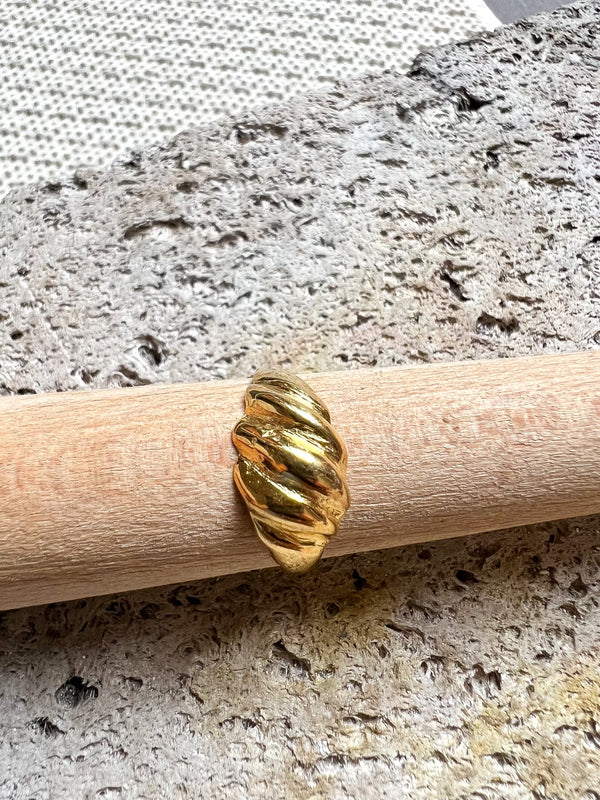 Anillo Croissant con forma curva trenzada