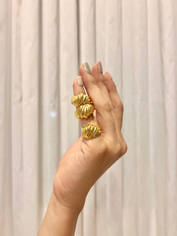 Anillo Concha II junto a aretes a juego